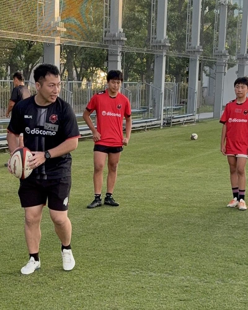 レッドハリケーンズアカデミーで小・中学生年代の選手たちを指導するりょうたコーチ
