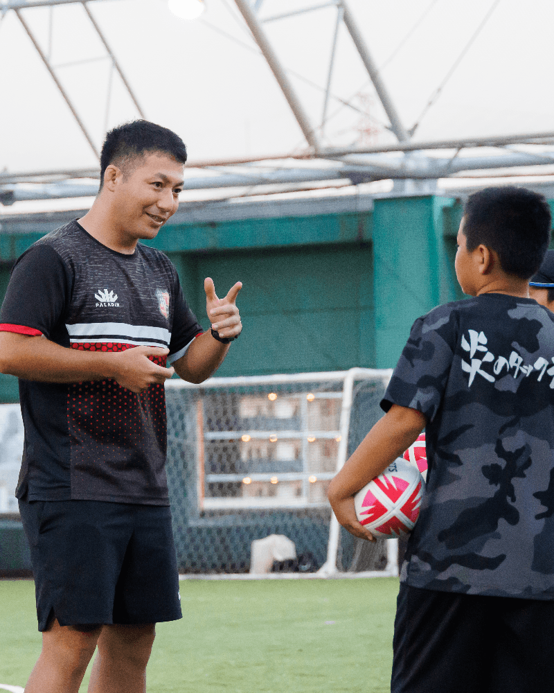 グラウンドで選手に声をかける三原 亮太(りょうたコーチ)